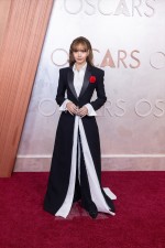 リサ、第97回アカデミー賞授賞式レッドカーペットにて