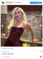 妖艶な赤いドレス姿　※「ミリー・ボビー・ブラウン」インスタグラム