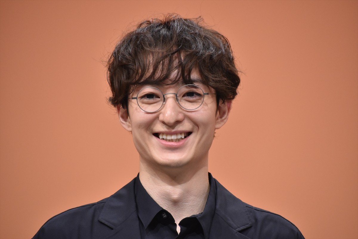松村沙友理、駒木根葵汰の“距離感バグ”にキュン！　壁ドンシーンも「理想だった」