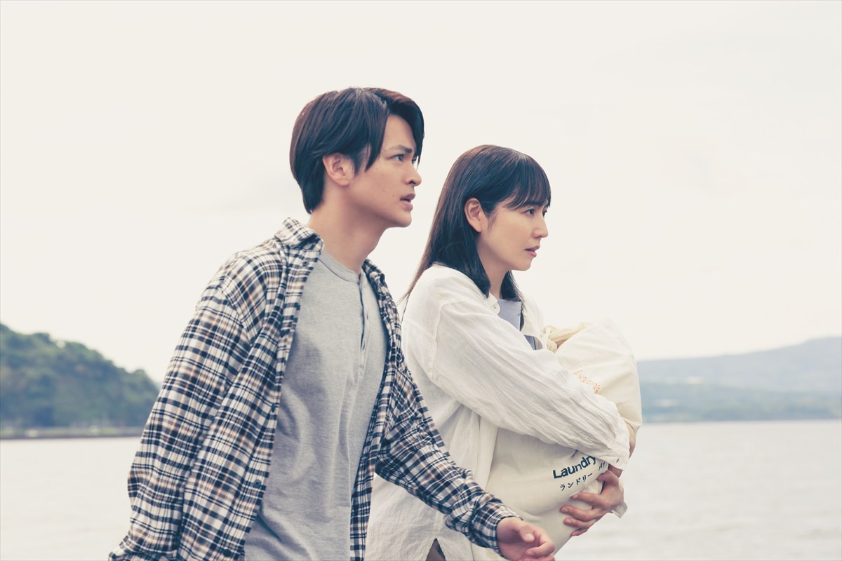 長澤まさみ＆瀬戸康史、人形をベビーカーに乗せてほほえむ　『ドールハウス』ゾクゾクが止まらない…場面写真13点一挙解禁