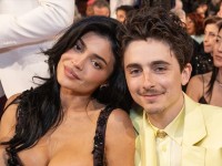 カイリー・ジェンナー、オスカー発表前に恋人ティモシー・シャラメの隣の席から移動したワケ