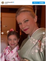 家族で京都を訪れたエイミー・スマート、着物姿で茶道を体験　※「エイミー・スマート」インスタグラム
