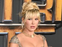 ミリー・ボビー・ブラウン、老け見え批判に反論！「皆も大人になれ」