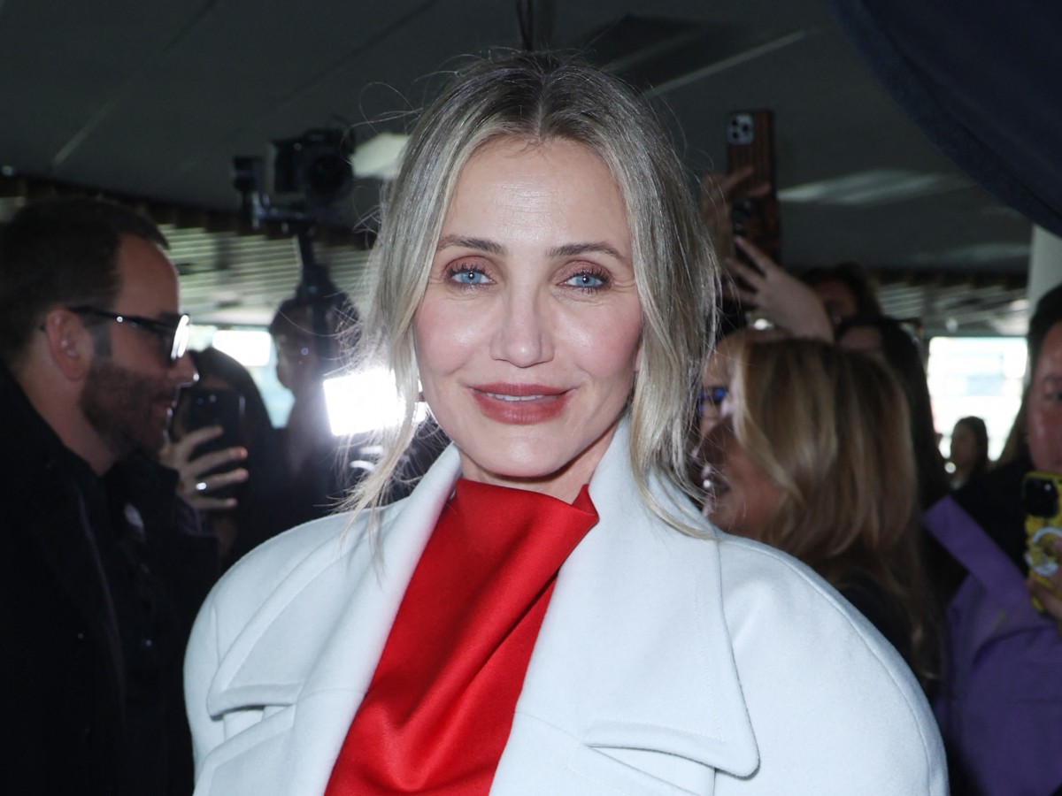 キャメロン・ディアスが13年ぶりにパリ・ファッションウィークに来場!真っ赤なドレスで魅了
