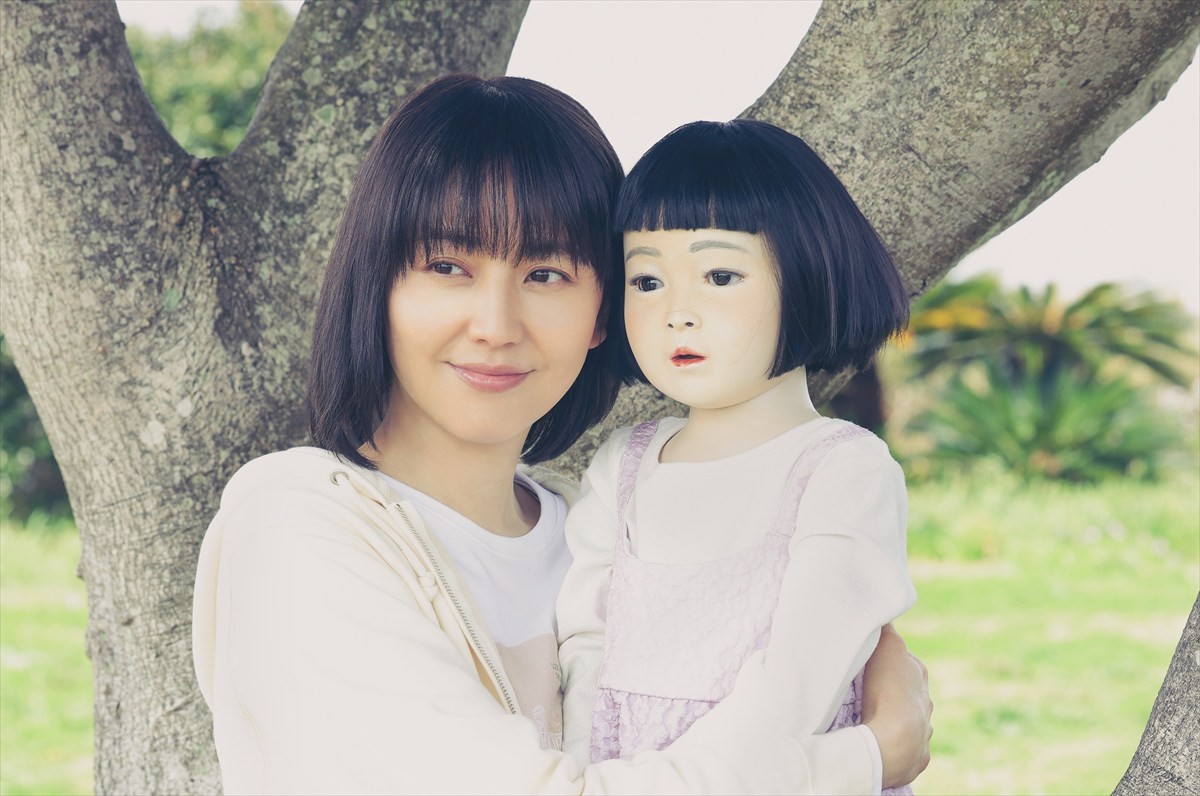 長澤まさみ＆瀬戸康史、人形をベビーカーに乗せてほほえむ　『ドールハウス』ゾクゾクが止まらない…場面写真13点一挙解禁