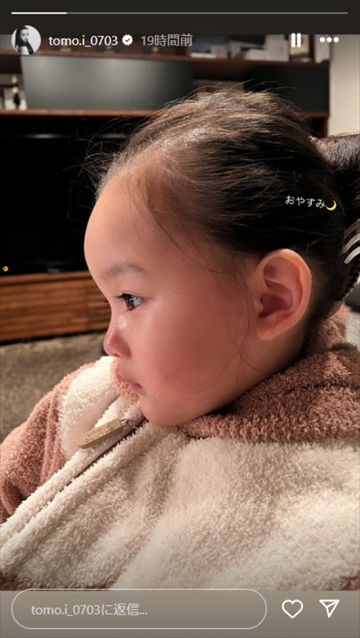 板野友美、そっくり3歳娘に「可愛すぎる」の声　モコモコなコーデでリラックス