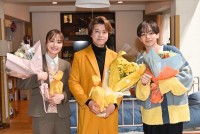 ドラマ『問題物件』クランクアップを迎えた（左から）内田理央、上川隆也、宮世琉弥