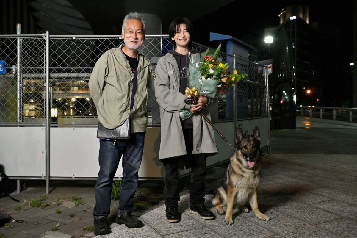 映画『少年と犬』のクランクアップの様子(高橋文哉)