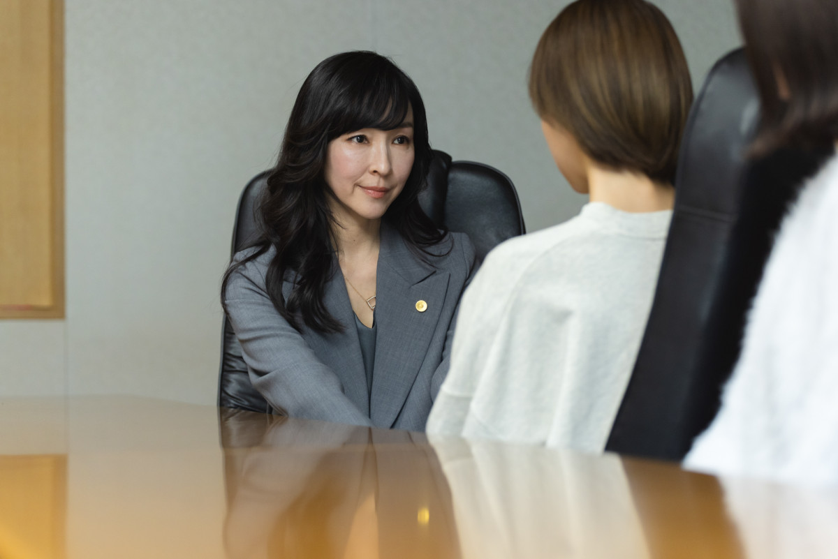 『魔物』今夜スタート　弁護士の“あやめ”麻生久美子と魅惑的な“凍也”塩野瑛久が許されない恋に堕ちる