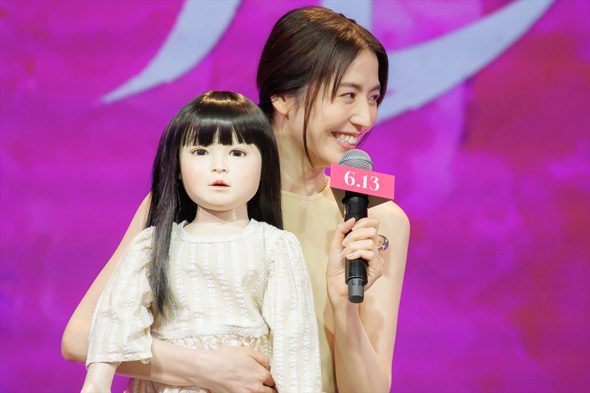長澤まさみ、主演作『ドールハウス』での“ムンク顔”に矢口史靖監督「これを見たらたぶんトイレも行かれない」