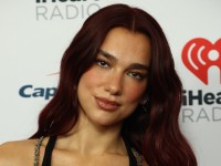デュア・リパ＆カラム・ターナー、ラブラブショット大量公開
