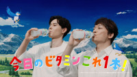 「サントリー天然水 きりっとヨグ 朝摘みレモン＆ヨーグルト味」新CM「天然水 きりっとヨグ 大自然ブランコ」篇より