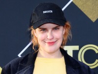 デミ・ムーア娘が元継父アシュトン・カッチャーについて珍しくコメント