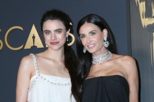（左から）マーガレット・クアリー、デミ・ムーア