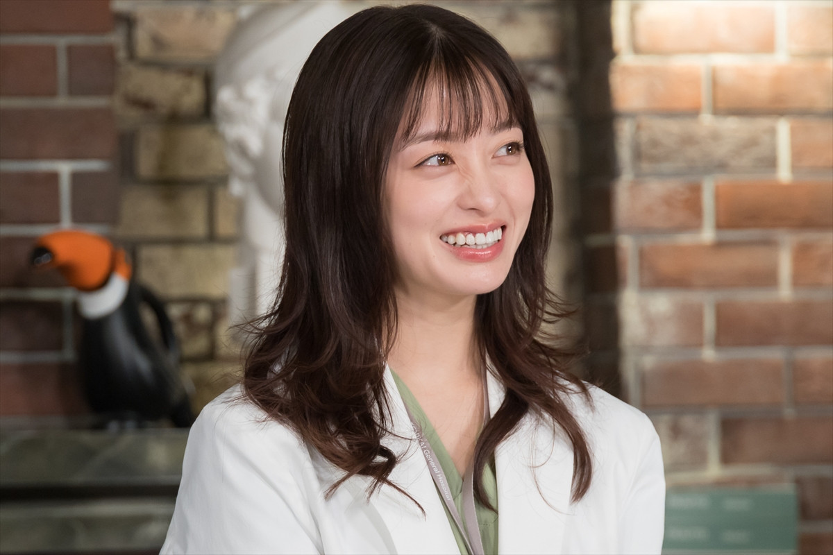 橋本環奈、“朝から元気”の理由を尋ねる三浦翔平に回答「下っていく感じがこの現場には無い」