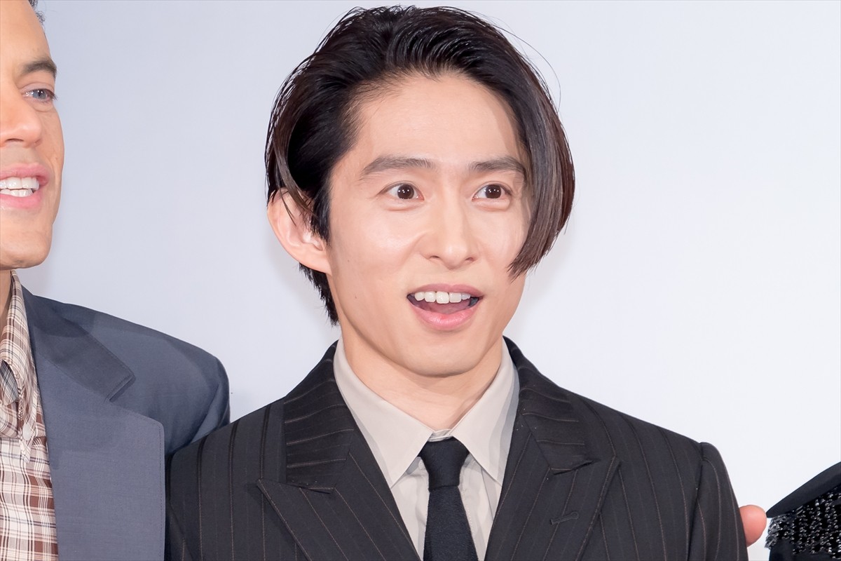 ラミ・マレック、7年ぶりの来日「日本のみなさん、愛してる～！」　三宅健が寄木細工をプレゼント