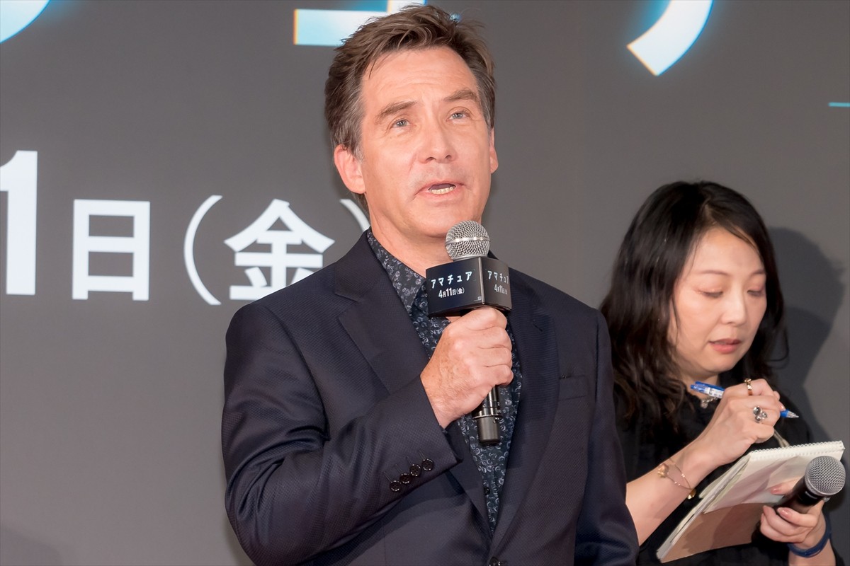 ラミ・マレック、7年ぶりの来日「日本のみなさん、愛してる～！」　三宅健が寄木細工をプレゼント