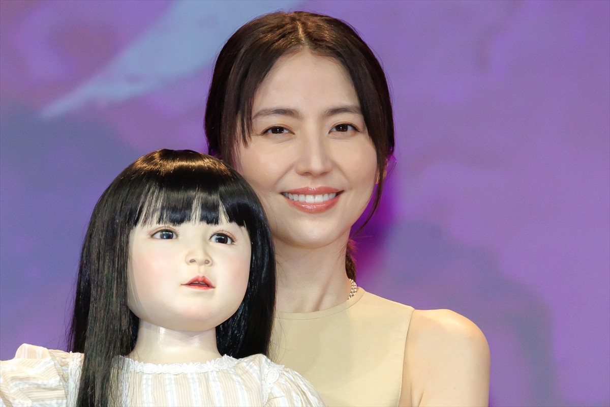 長澤まさみ、主演作『ドールハウス』での“ムンク顔”に矢口史靖監督「これを見たらたぶんトイレも行かれない」