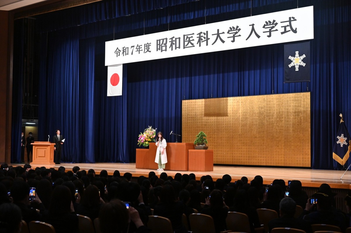 橋本環奈、昭和医科大の入学式にサプライズ登場！　「私もドキドキしています」