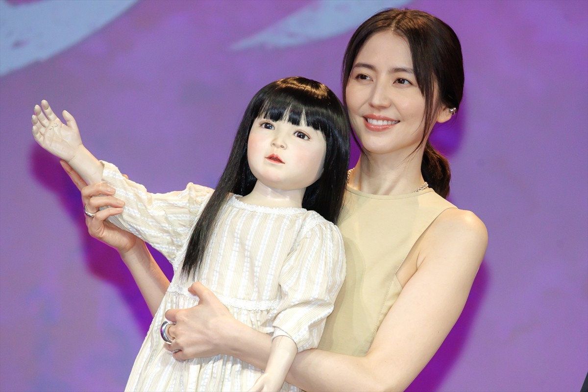長澤まさみ、主演作『ドールハウス』での“ムンク顔”に矢口史靖監督「これを見たらたぶんトイレも行かれない」