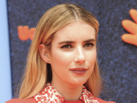 エマ・ロバーツ、婚約者とコーチェラで幸せそうなラブラブショット公開
