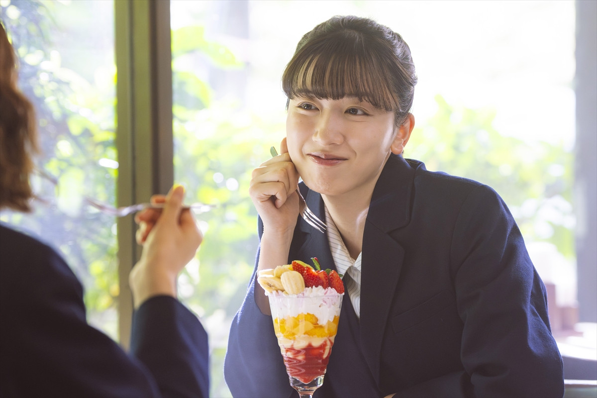 永野芽郁、涙を流す切ない表情から床に倒れ込む“限界OL姿”まで　『かくかくしかじか』新カット一挙公開