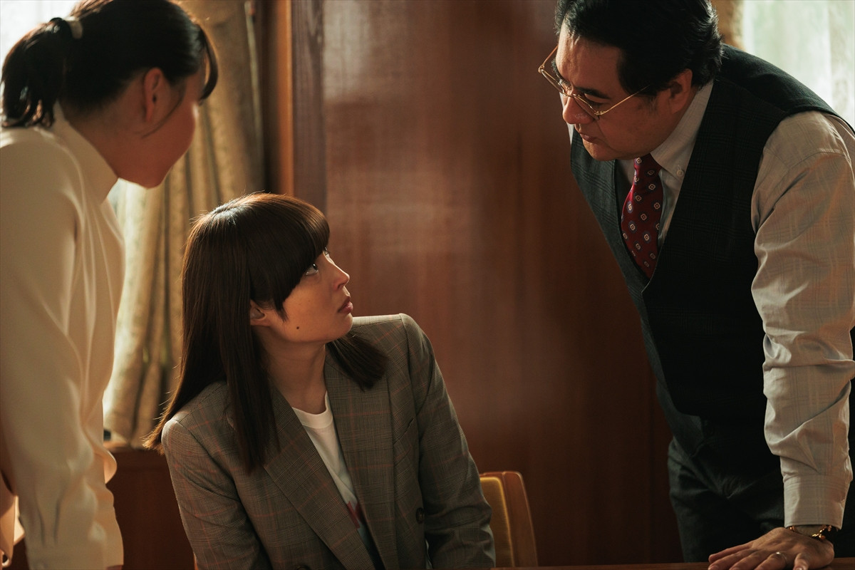 『なんで私が神説教』2話、“静”広瀬アリスが高校生の浮気問題を一刀両断「まさに神説教」