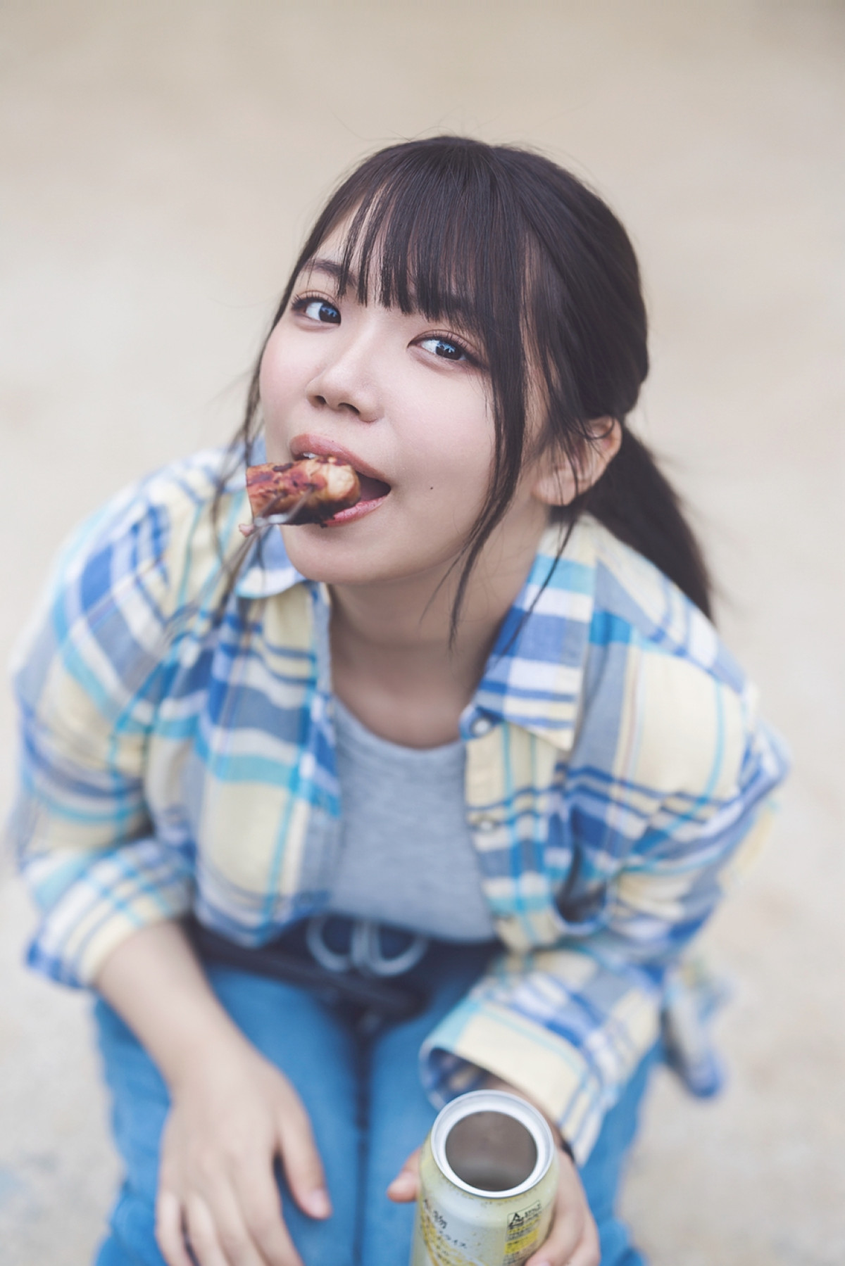 “日本一だらしない”キャンプ女子グラドル、ほろ酔いショットも　初デジタル写真集・先行カット第3弾