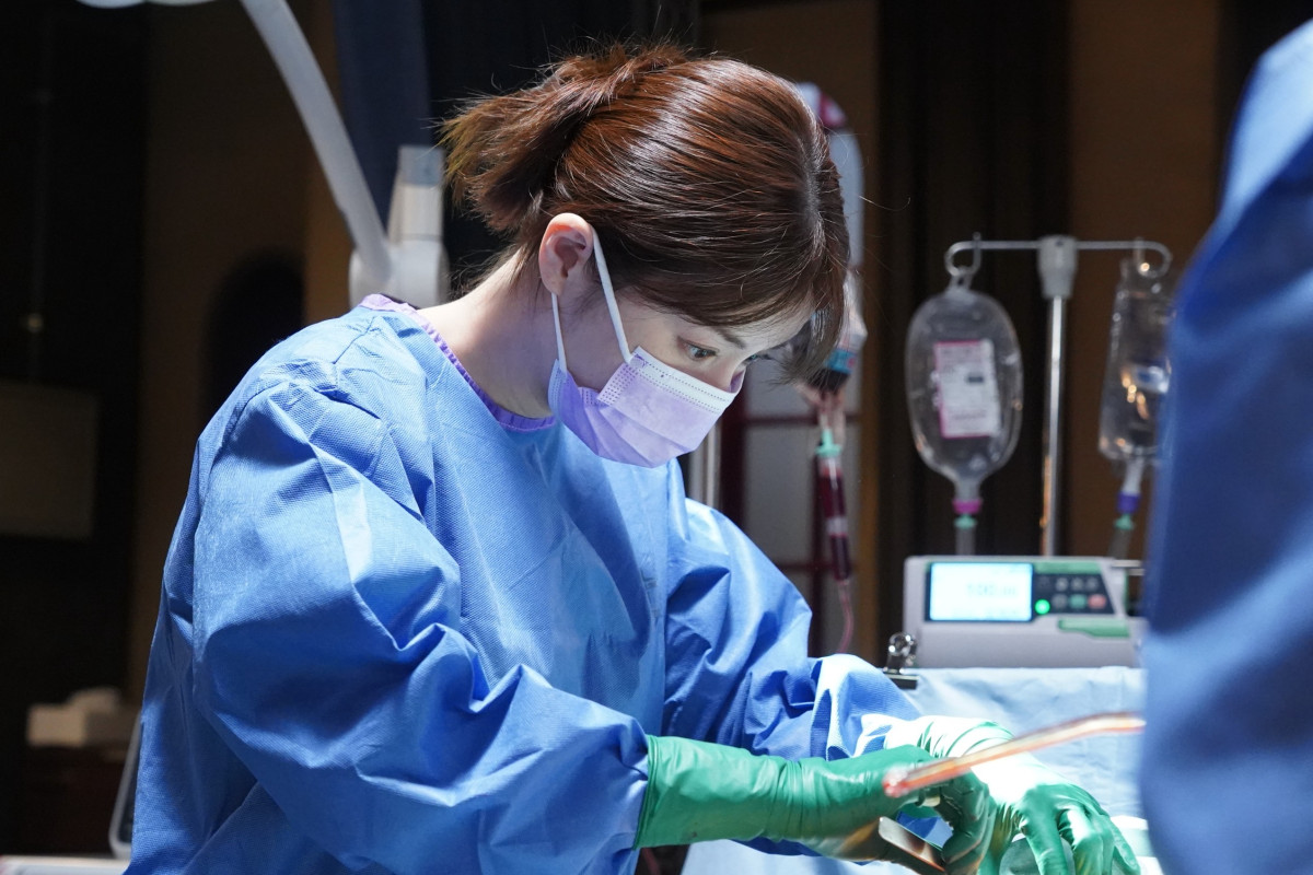 『Dr.アシュラ』第4話　“保”佐野晶哉、勤務中に外出した“朱羅”松本若菜を追いかける