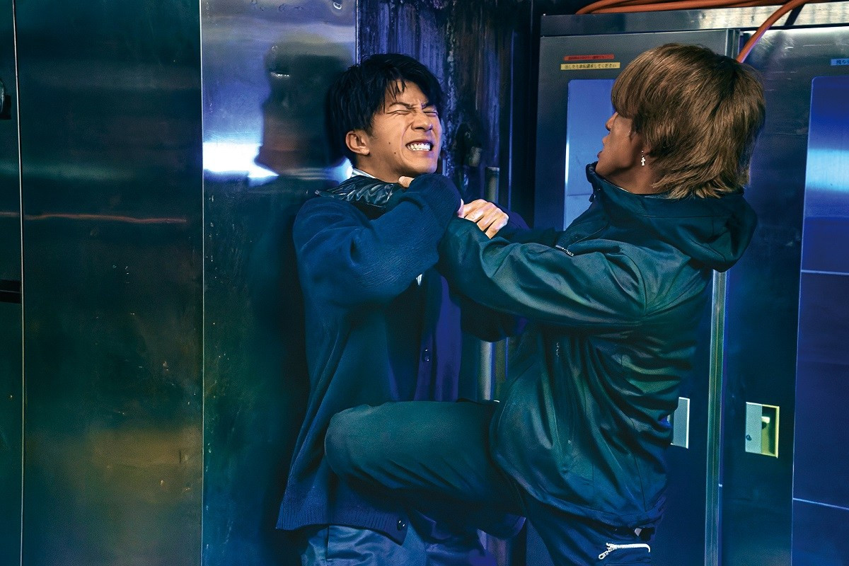 WEST.主演映画『裏社員。』ライバル同士が激突！　火花散らすアクションシーン映像＆場面写真解禁