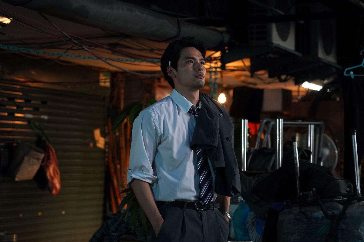 ⽔上恒司、本日誕⽣⽇！　『九龍ジェネリックロマンス』⼤⼈の⾊気と無邪気な素顔が交差する場面写真＆オフショ公開