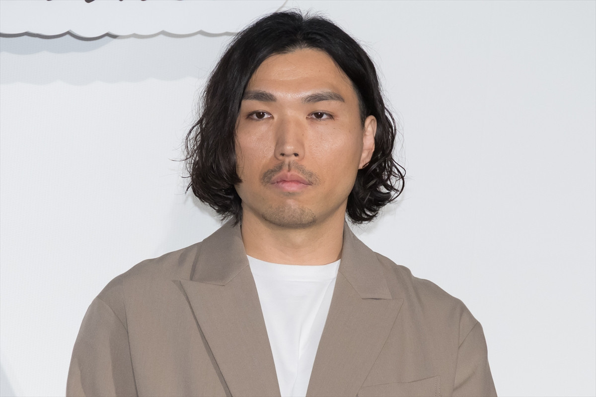 Aぇ! group・佐野晶哉、監督との筋トレで“ムッキムキ”アピール「脱いだらすごいですよ。絶対に脱がないですけれども」