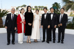 第78回カンヌ国際映画祭に登場した映画『遠い山なみの光』のメンバー