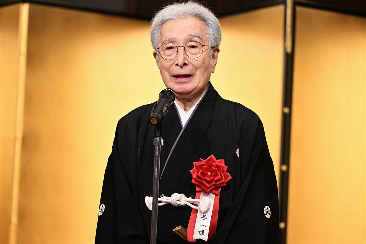 長澤まさみ、美麗ドレス姿で登場　受賞に喜びも「やらなくちゃいけないことは沢山ある」
