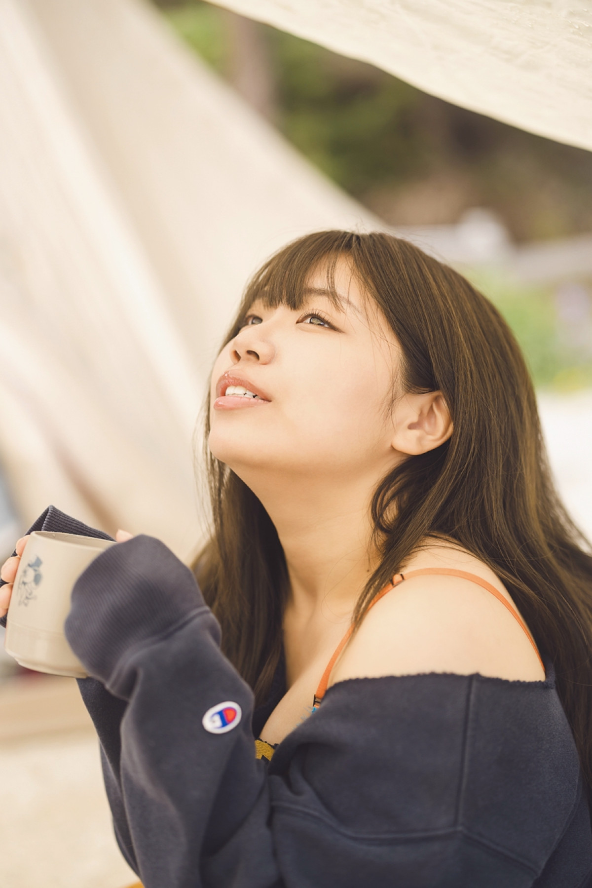 “日本一だらしない”キャンプ女子グラドル、ほろ酔いショットも　初デジタル写真集・先行カット第3弾