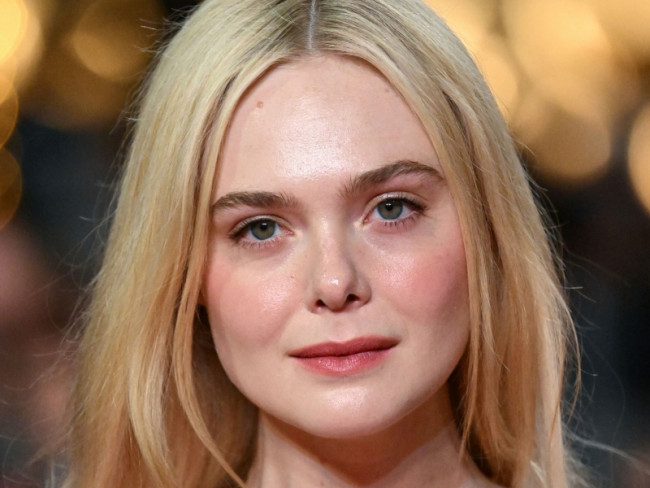 エル・ファニング、可憐なドレス姿でカンヌに 今年最長のスタンディングオベーション受け涙