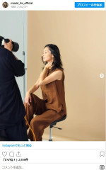 クールな表情で撮影に臨む伊東美咲　※「伊東美咲」インスタグラム