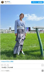 フォーマルなメイクと衣装で競馬場に佇む阿部詩　※「阿部詩」インスタグラム