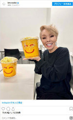 ポップコーン片手ににんまり笑う研ナオコ　※「研ナオコ」インスタグラム