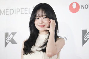 『イカゲーム』で話題のチョ・ユリ、「KCON」に降臨！　ノースリーブのワンピースをキュートに着こなす＜KCON JAPAN 2025＞