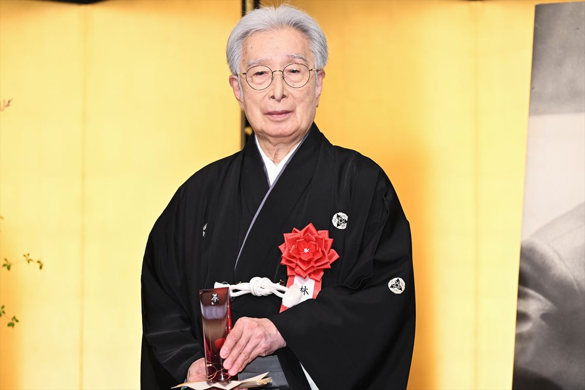 長澤まさみ、美麗ドレス姿で登場　受賞に喜びも「やらなくちゃいけないことは沢山ある」