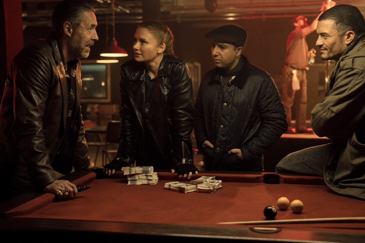 ブライス・ダラス・ハワード、オーランド・ブルームら共演『ディープ・カバー ～即興潜入捜査～』6.12配信！　場面写真到着