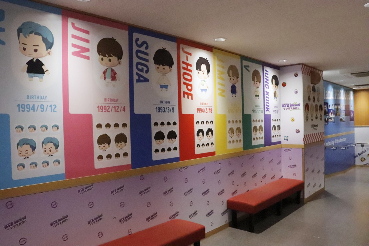 『BTS Island：インザソム』コラボ装飾された「スシロー」新宿三丁目店の様子＿20250627