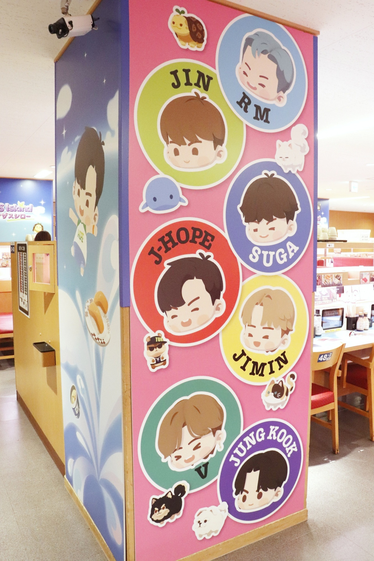 『BTS Island：インザソム』コラボ装飾された「スシロー」新宿三丁目店の様子＿20250627