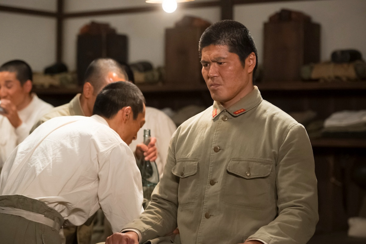 明日の『あんぱん』“嵩”北村匠海、“八木”妻夫木聡の横顔を描いたスケッチを手渡す