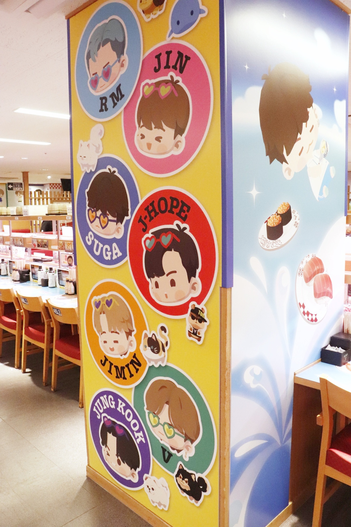 『BTS Island：インザソム』コラボ装飾された「スシロー」新宿三丁目店の様子＿20250627