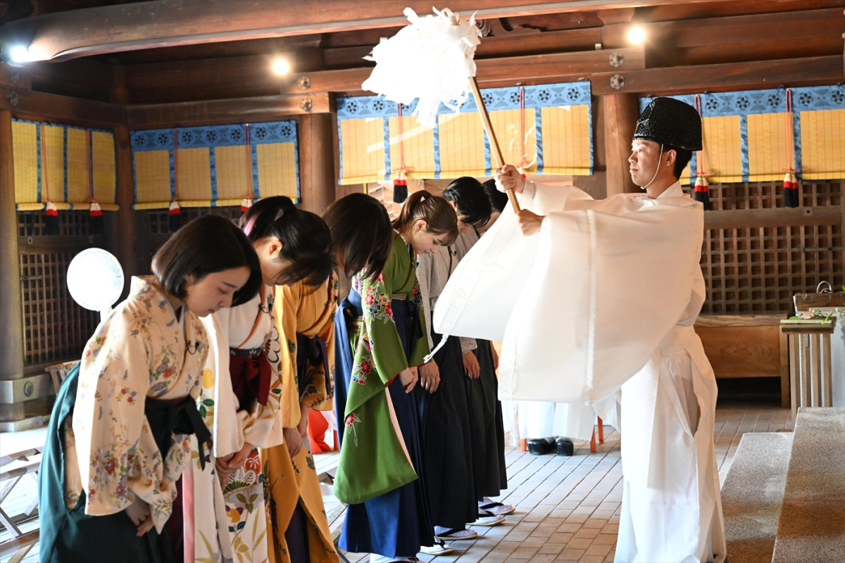 『ちはやふる－めぐり－』當真あみ、原菜乃華、上白石萌音らが袴姿で登場！　“かるたの聖地”近江神宮でヒット祈願