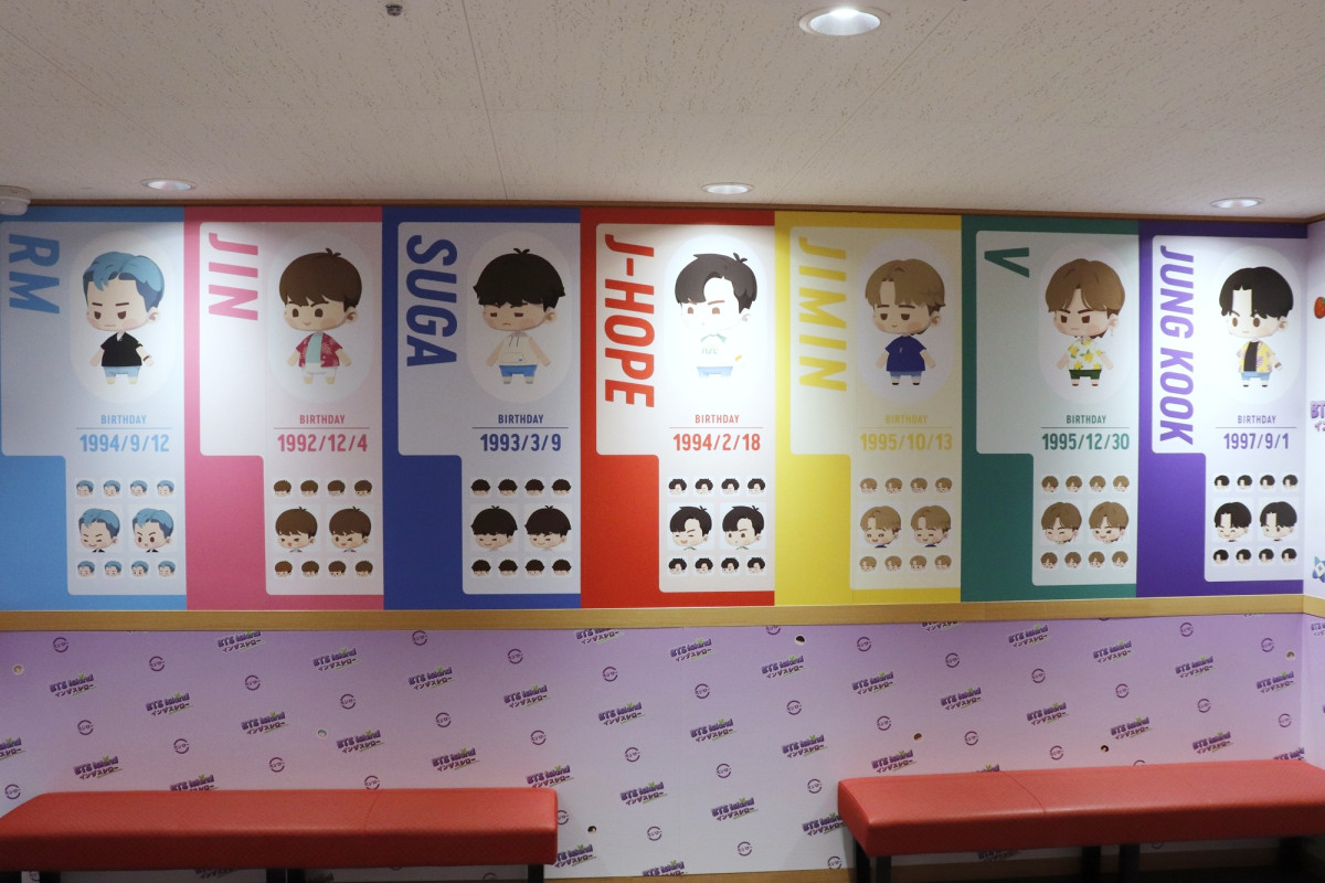 『BTS Island：インザソム』コラボ装飾された「スシロー」新宿三丁目店の様子＿20250627