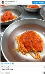 デイキャンプでさまざまな料理を振る舞う速水もこみち　※「速水もこみち」インスタグラム