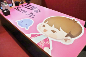 『BTS Island：インザソム』×「スシロー」コラボ店舗に潜入！　BTSメンバーの“プロフィール装飾”は必見＜取材レポ＞